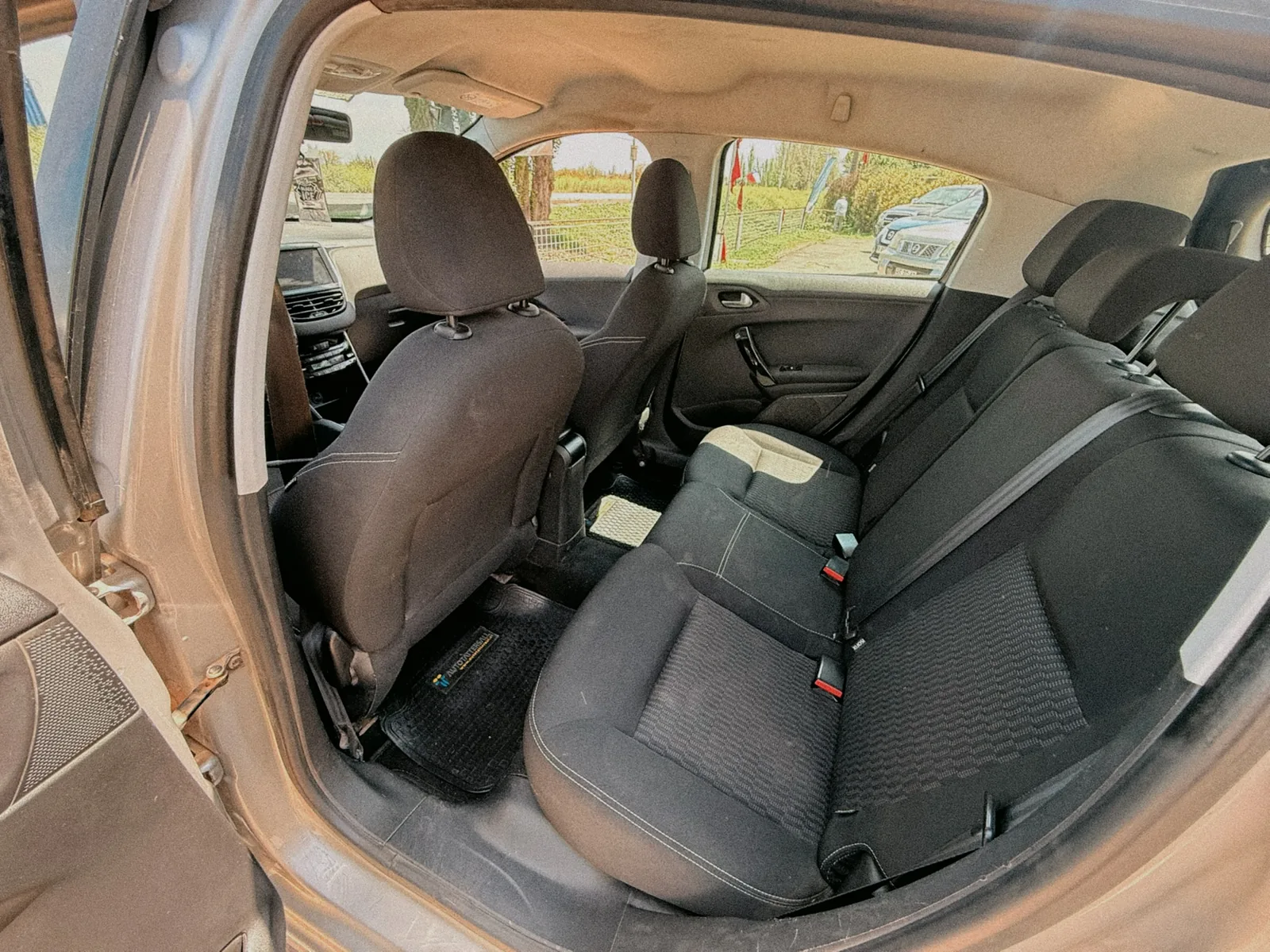 peugeot 208 foto 11