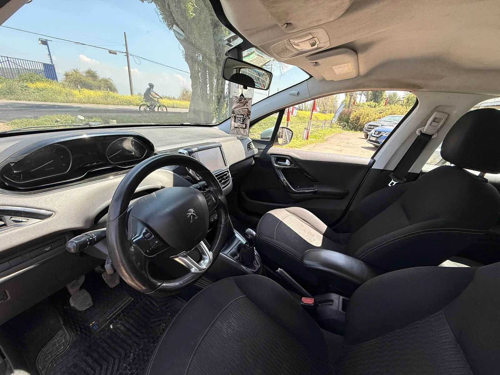 peugeot 208 foto 5