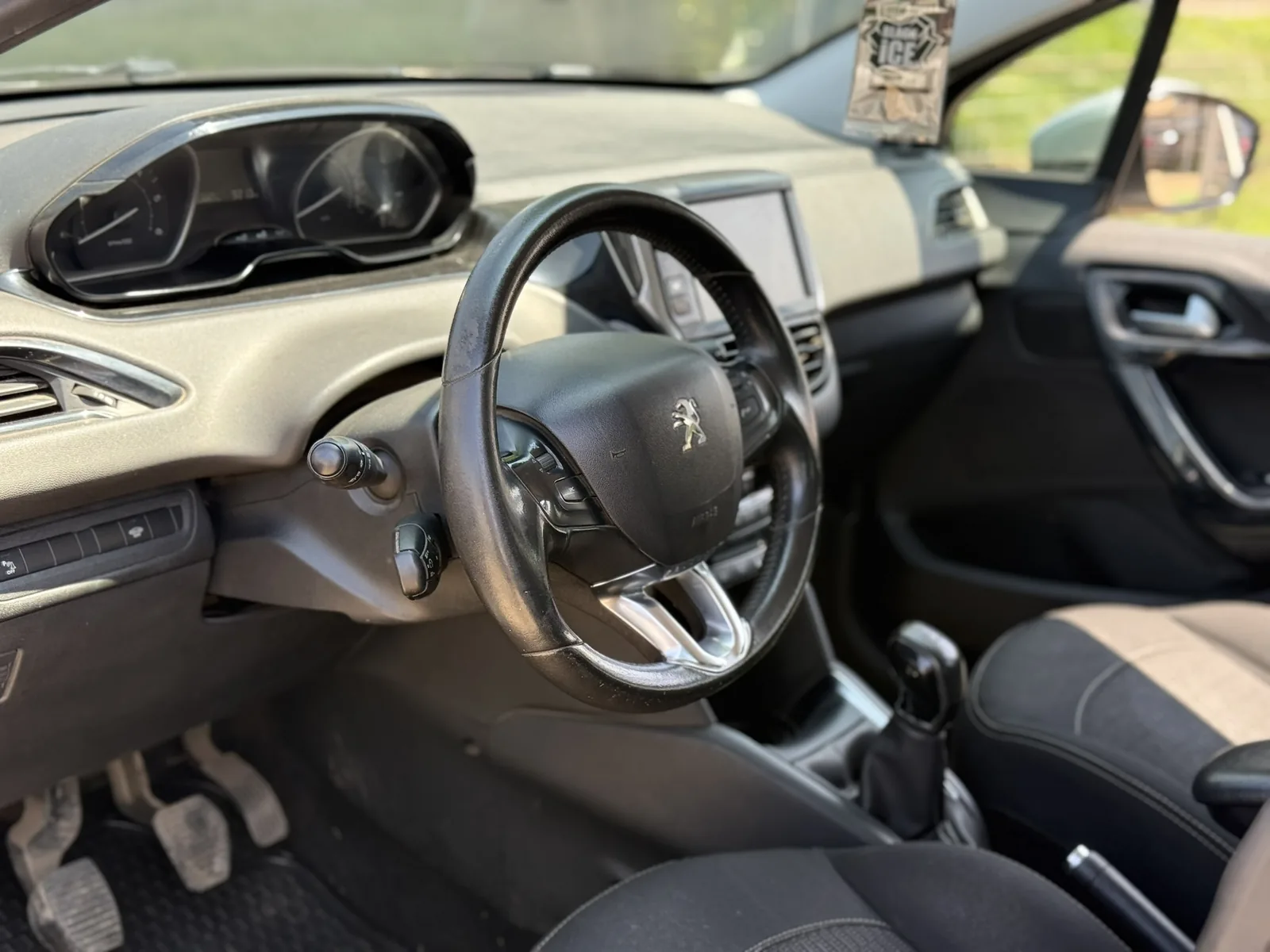 peugeot 208 foto 3