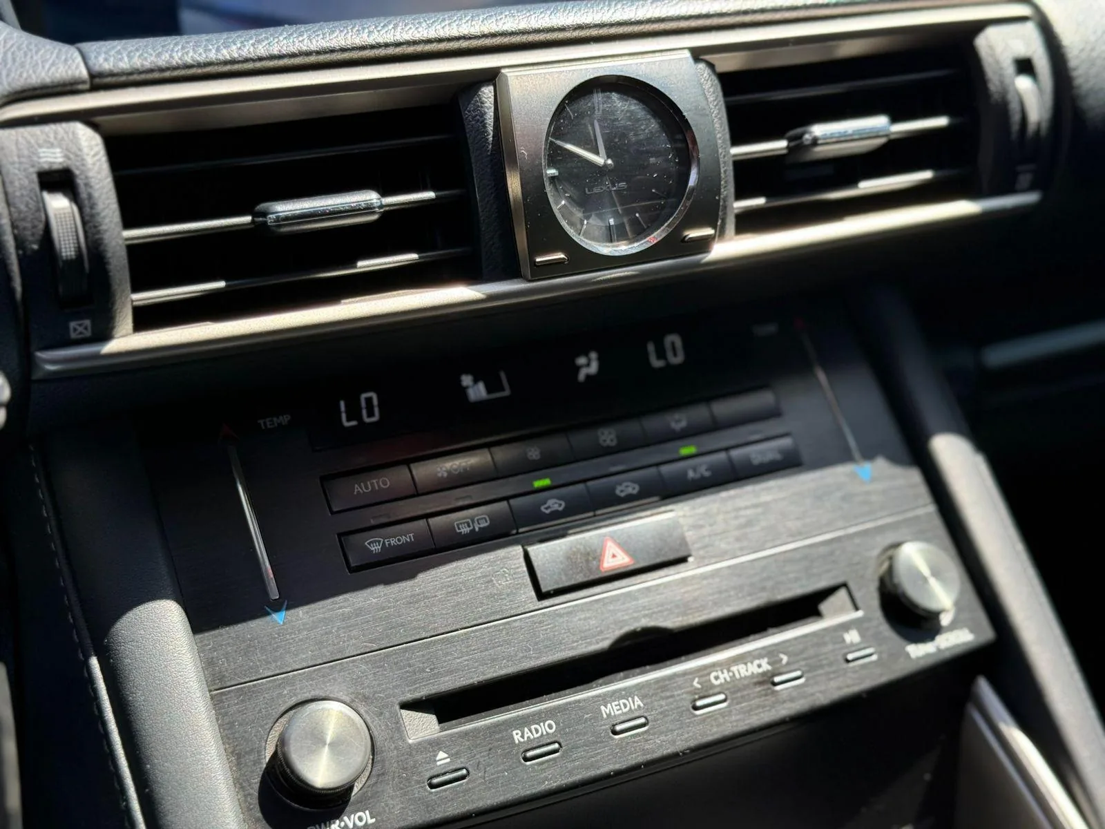 Lexus IS 200 foto 15