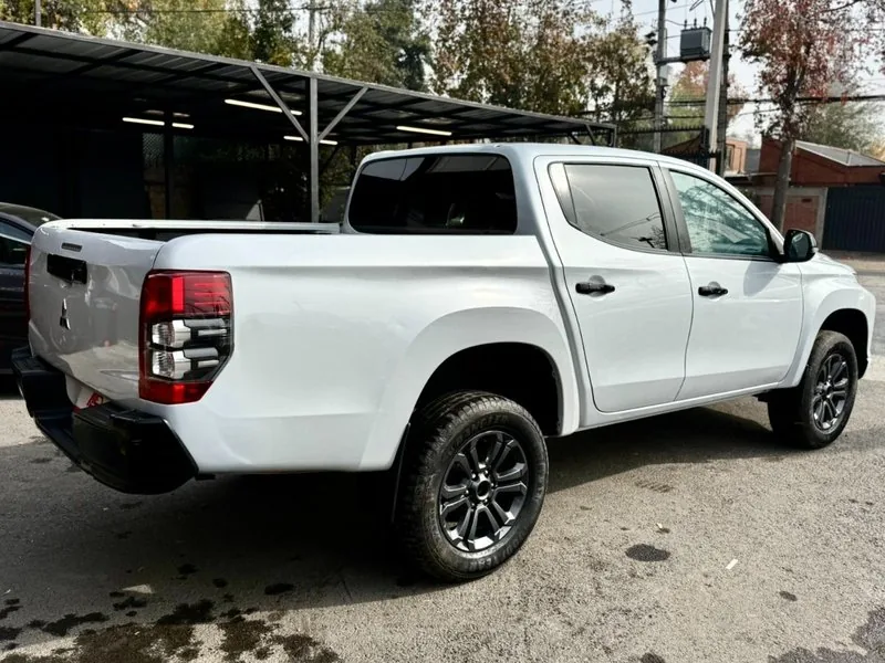 Mitsubishi L200 DAKAR 4X4 AT 2.4 DIESEL foto 4
