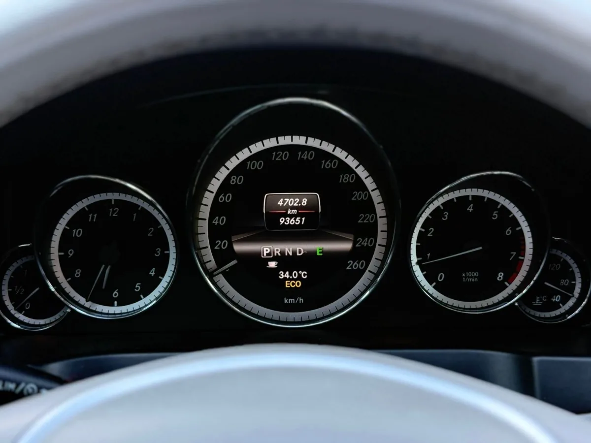 MERCEDES-BENZ E200 COUPE foto 11