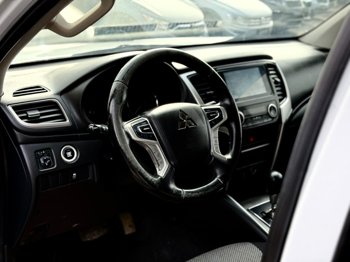 Mitsubishi L200 Dakar foto 11