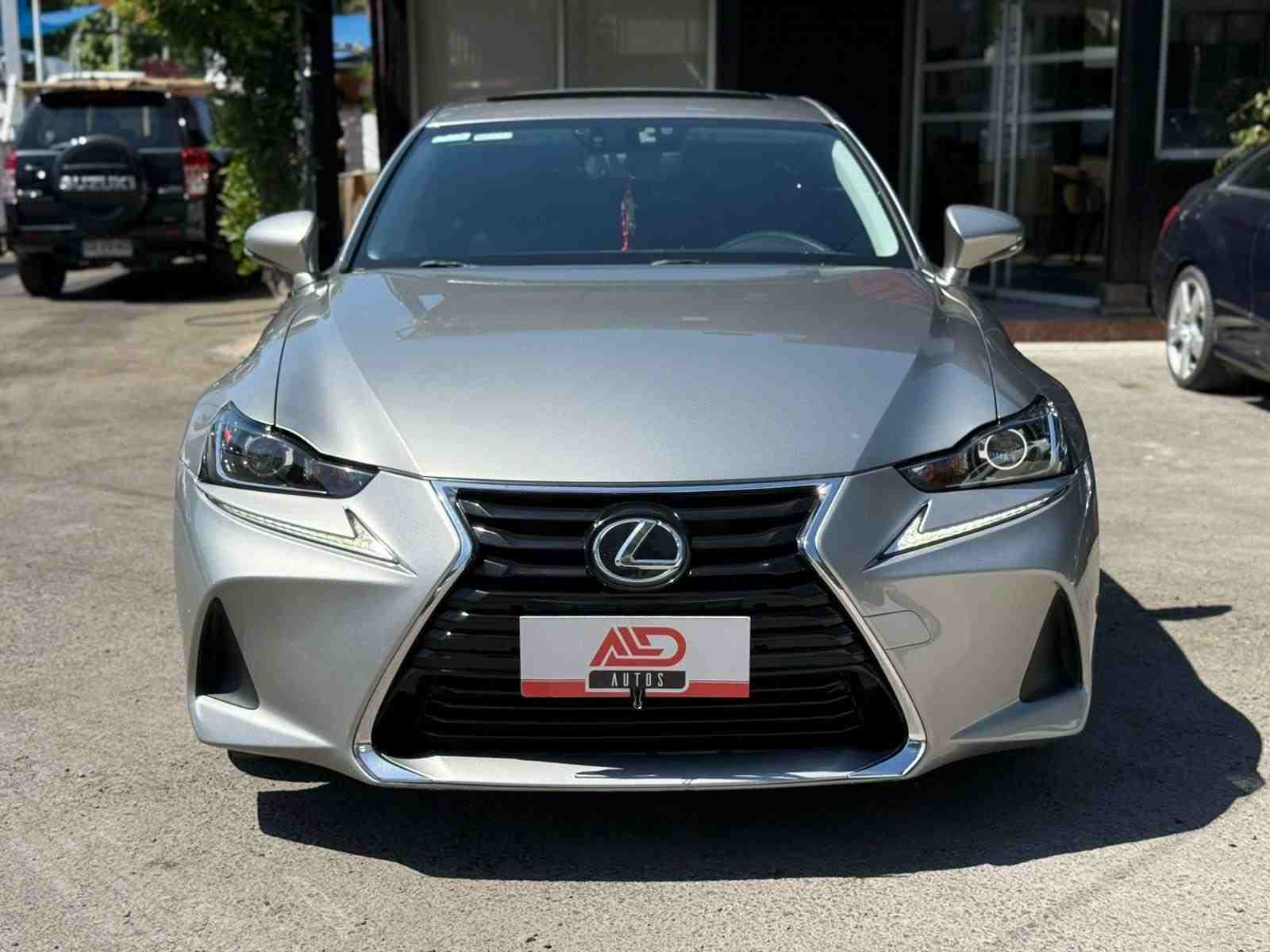 Lexus IS 200 foto 2