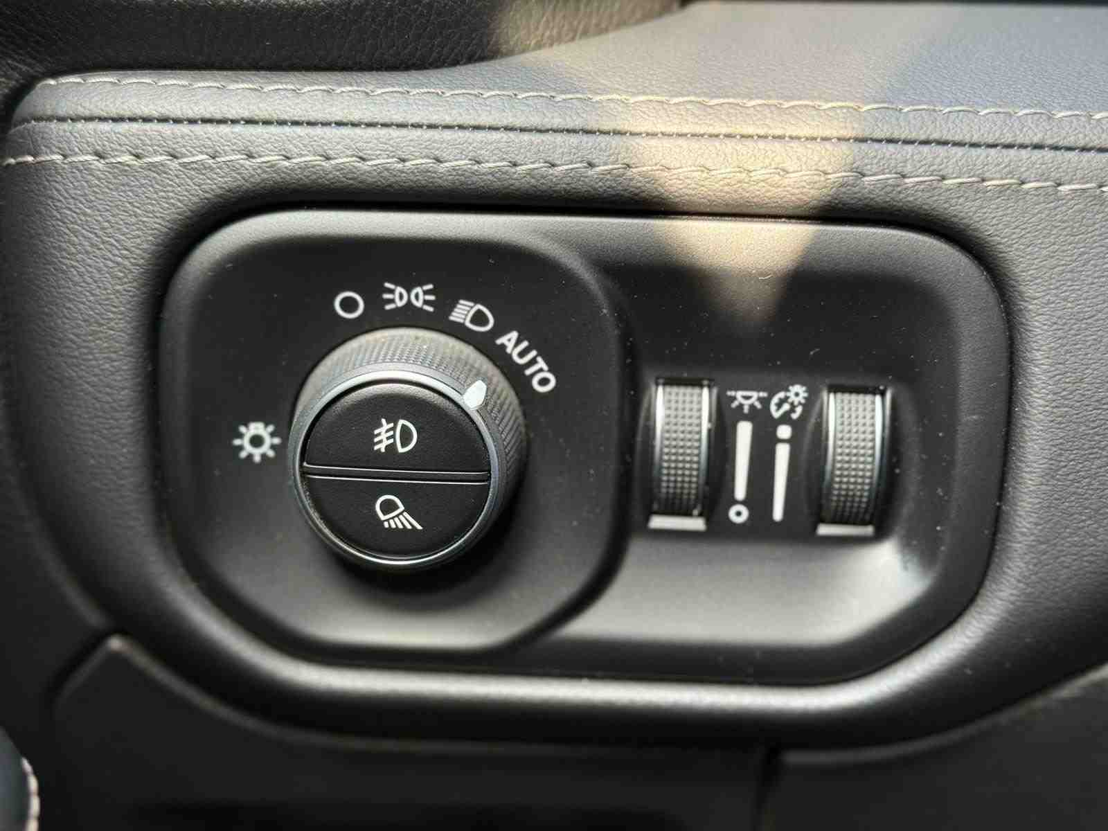 RAM 1500 Limited 4x4 foto 10