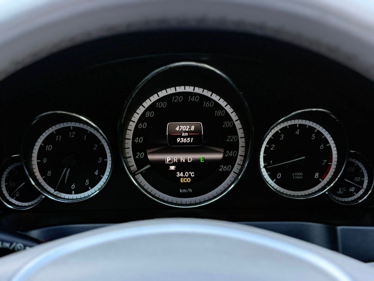 Mercedes-Benz E200 Coupe foto 15