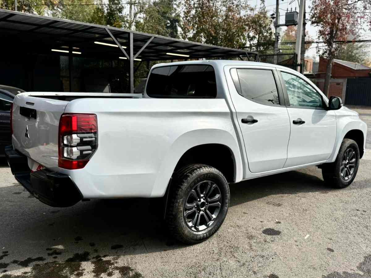 Mitsubishi L200 Dakar foto 4