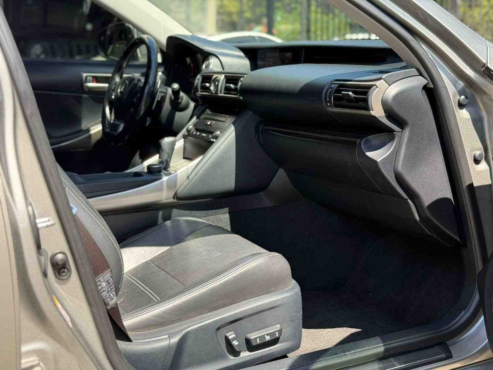 Lexus IS 200 foto 20