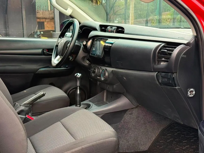 Toyota HILUX DX 4X4 MT 2.4 foto 17