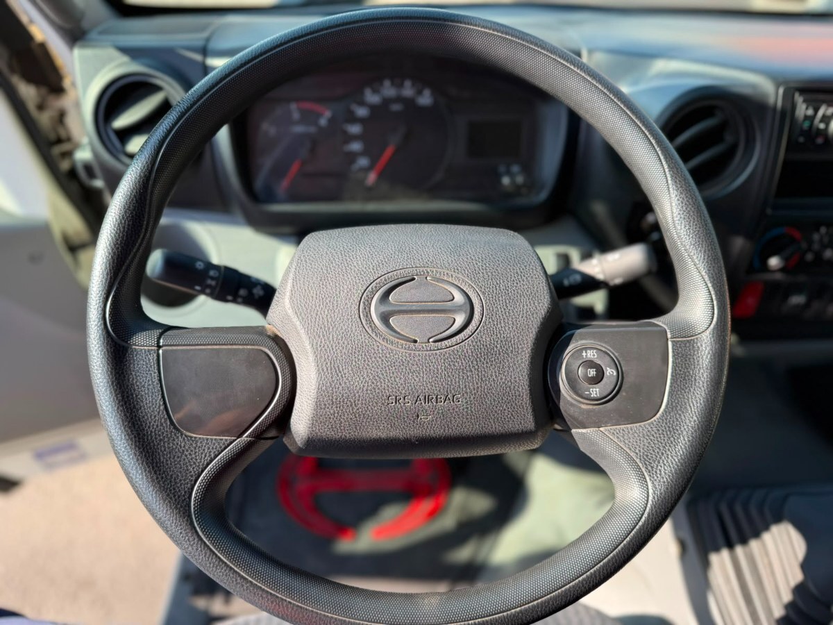 Hino XZU Carrozado foto 17