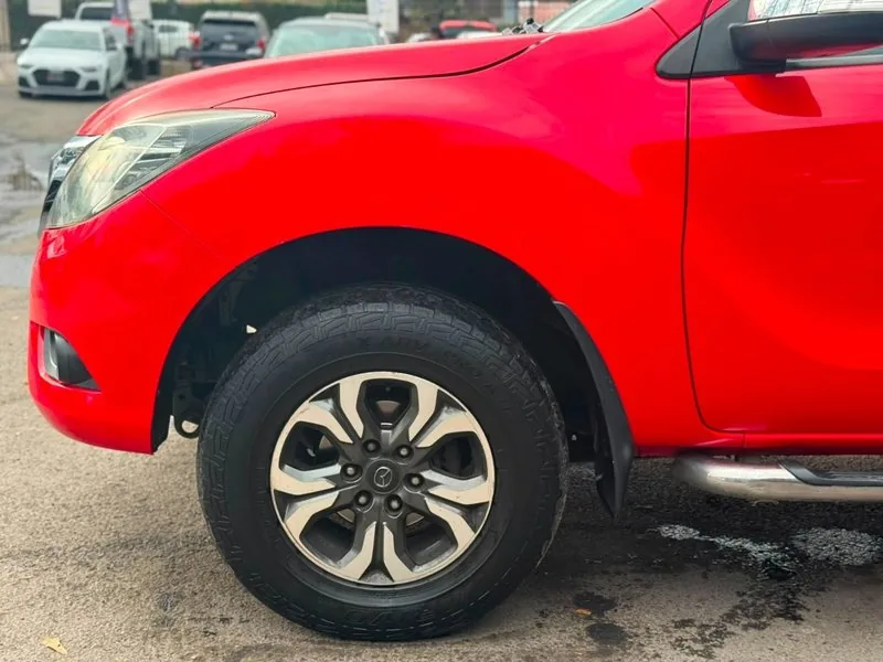 Mazda BT-50 SDX 4X4 3.2 AT FACTURABLE foto 7
