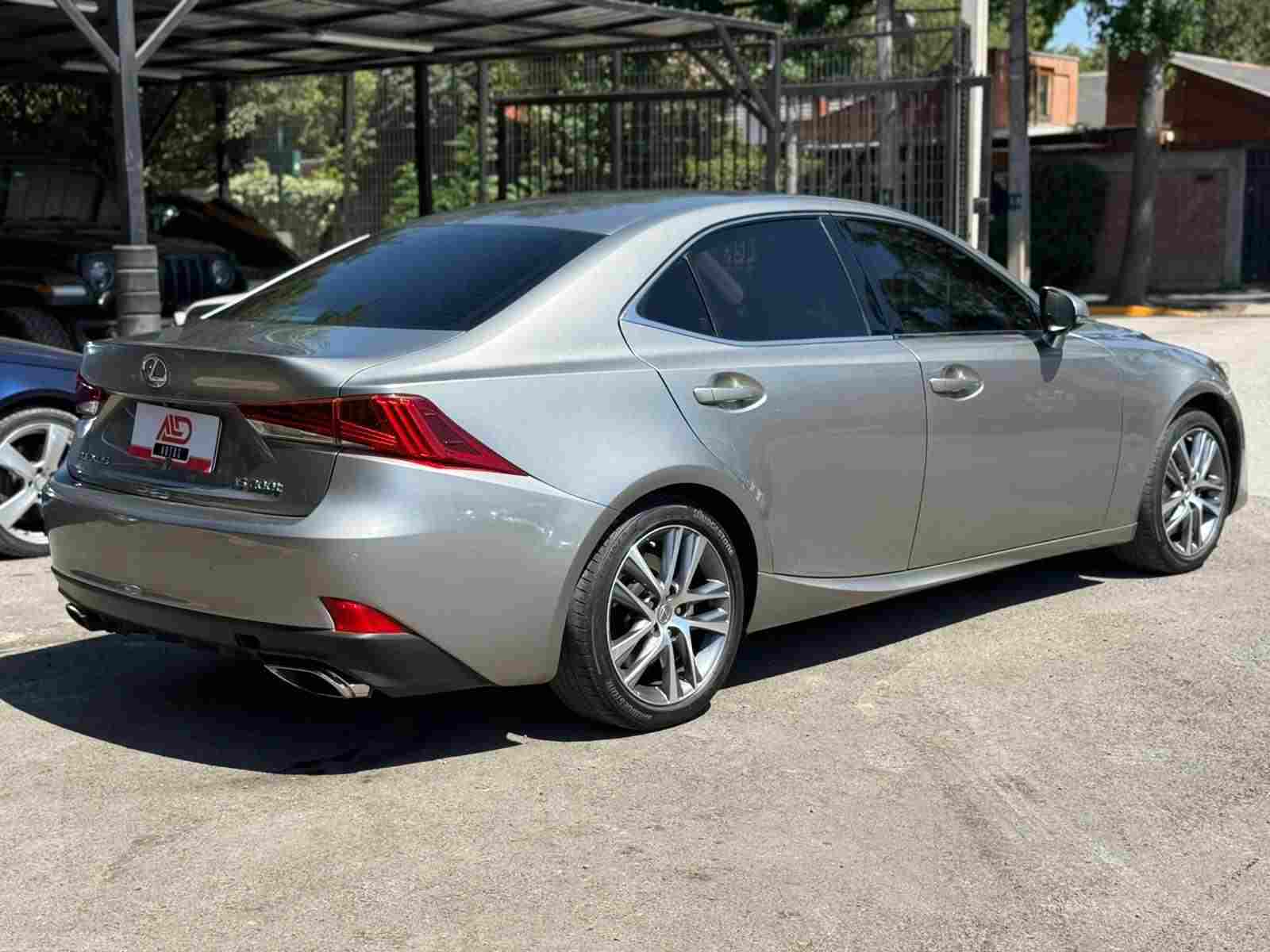 Lexus IS 200 foto 4