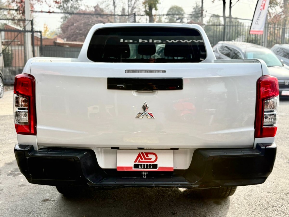 MITSUBISHI L200 DAKAR foto 5