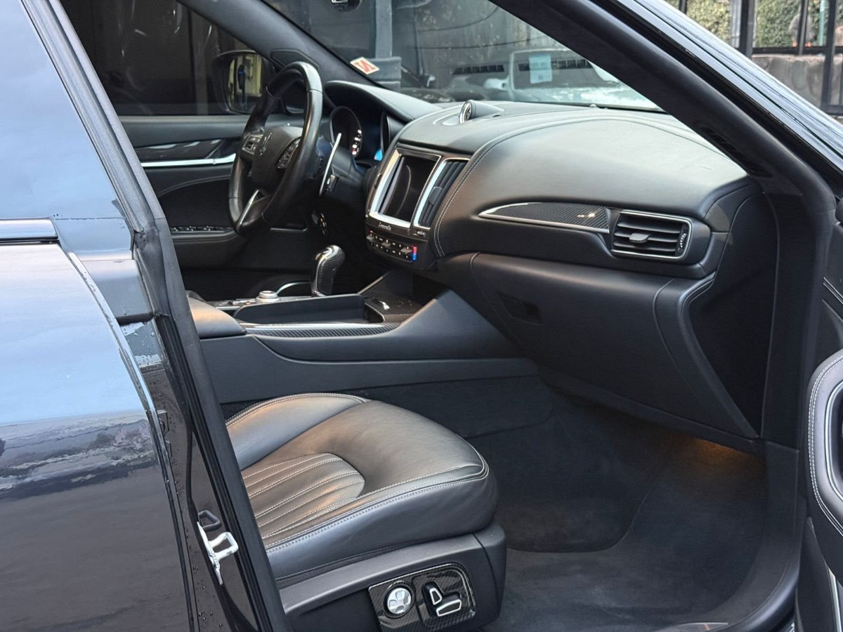 Maserati Levante foto 14