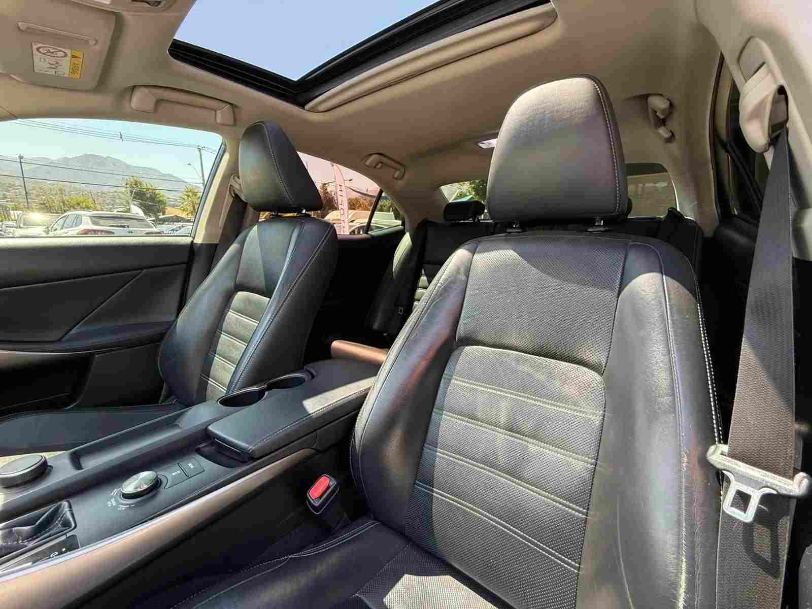 Lexus IS 200 foto 16