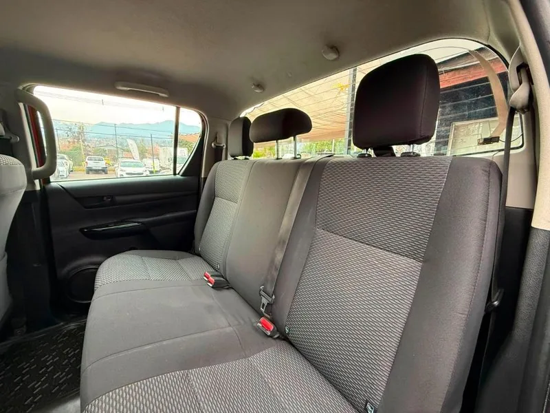 Toyota HILUX DX 4X4 MT 2.4 foto 18