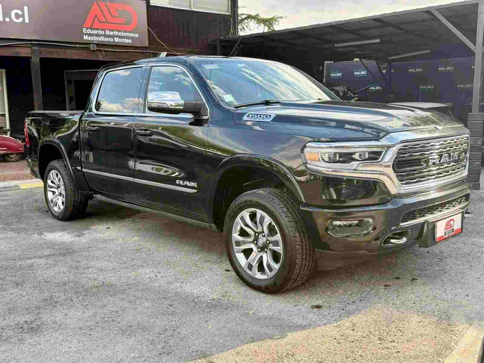 RAM 1500 Limited 4x4 foto 2