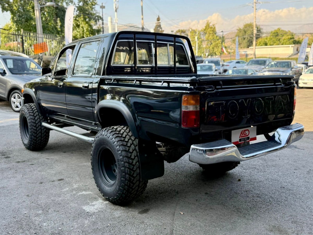 Toyota Hilux 2.4 MT 4x4 D Cab foto 7