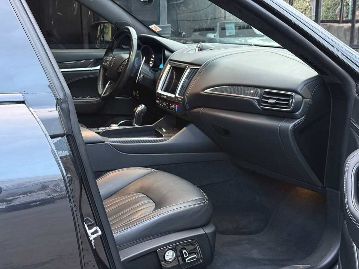 Maserati Levante foto 14