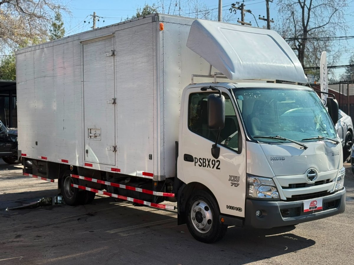 Hino XZU Carrozado foto 3