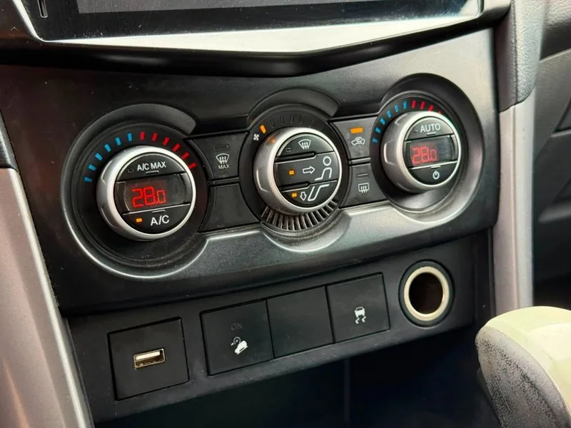 Mazda BT-50 SDX 4X4 3.2 AT FACTURABLE foto 11