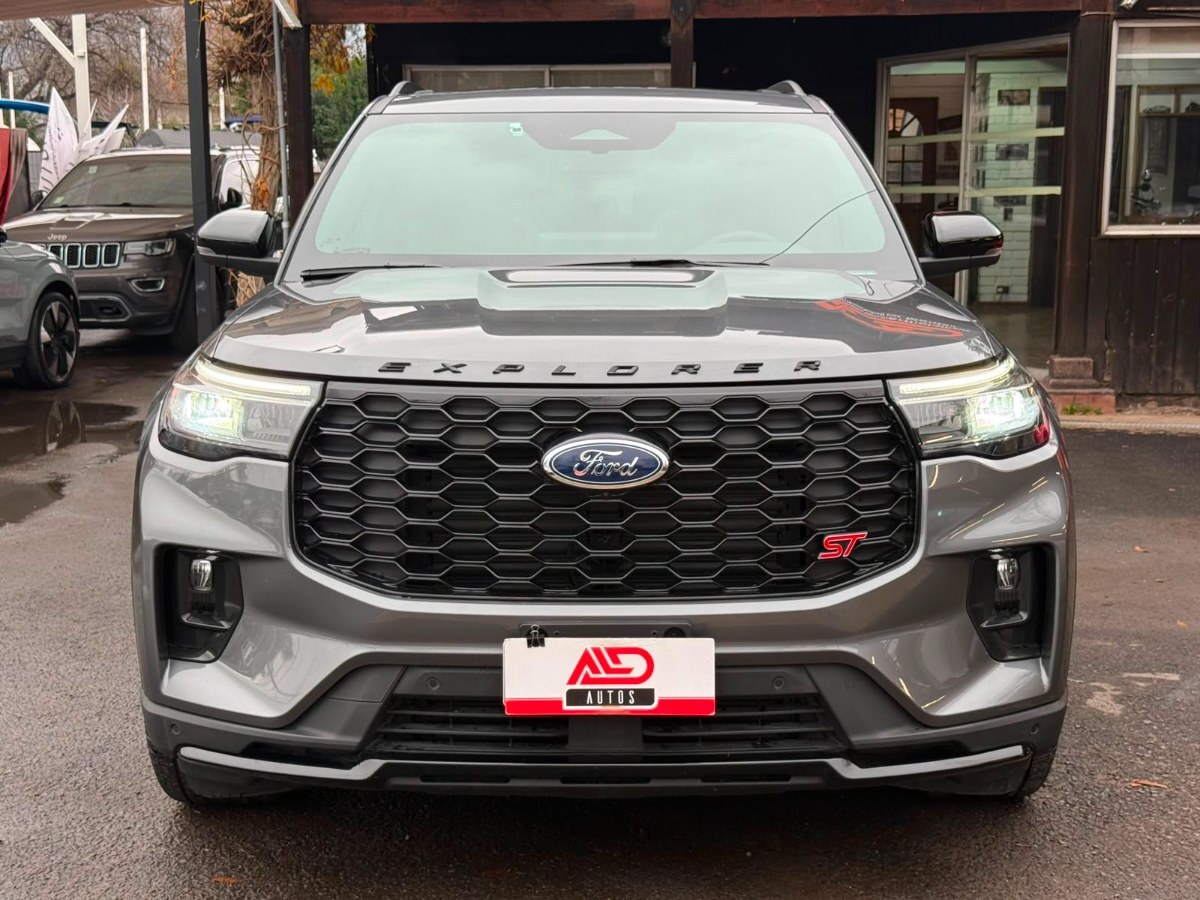 Ford Explorer ST foto 1