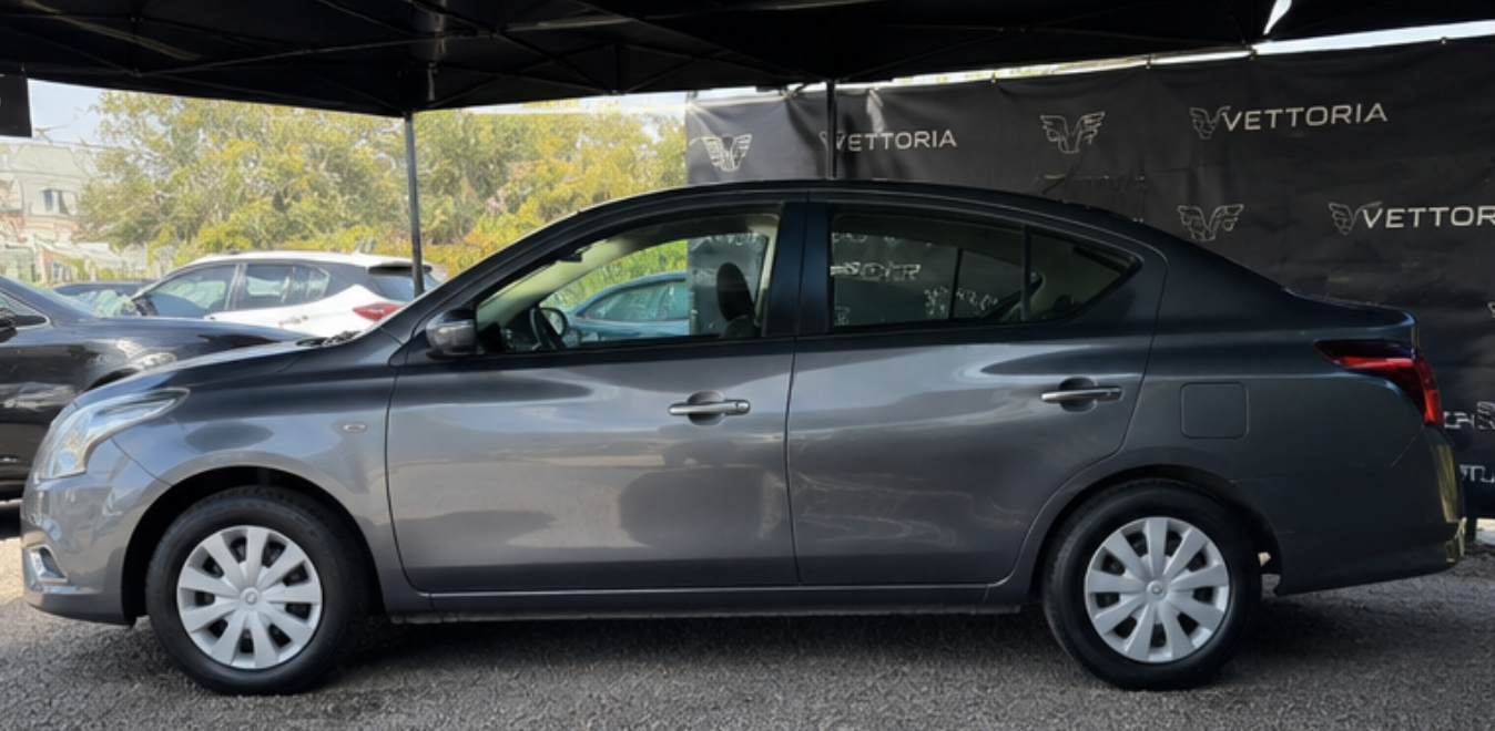 Nissan Versa foto 2