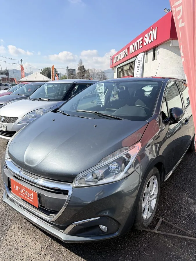 PEUGEOT 208 foto 1