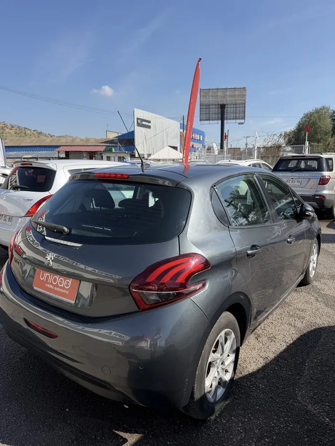 PEUGEOT 208 foto 4