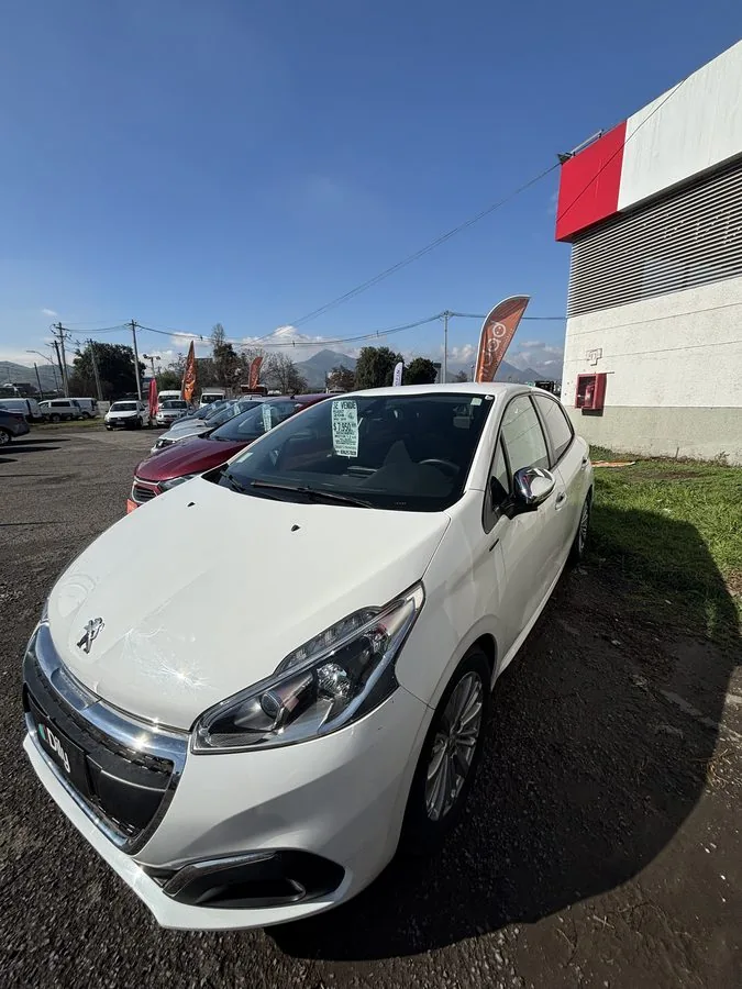 Peugeot 208 foto 1